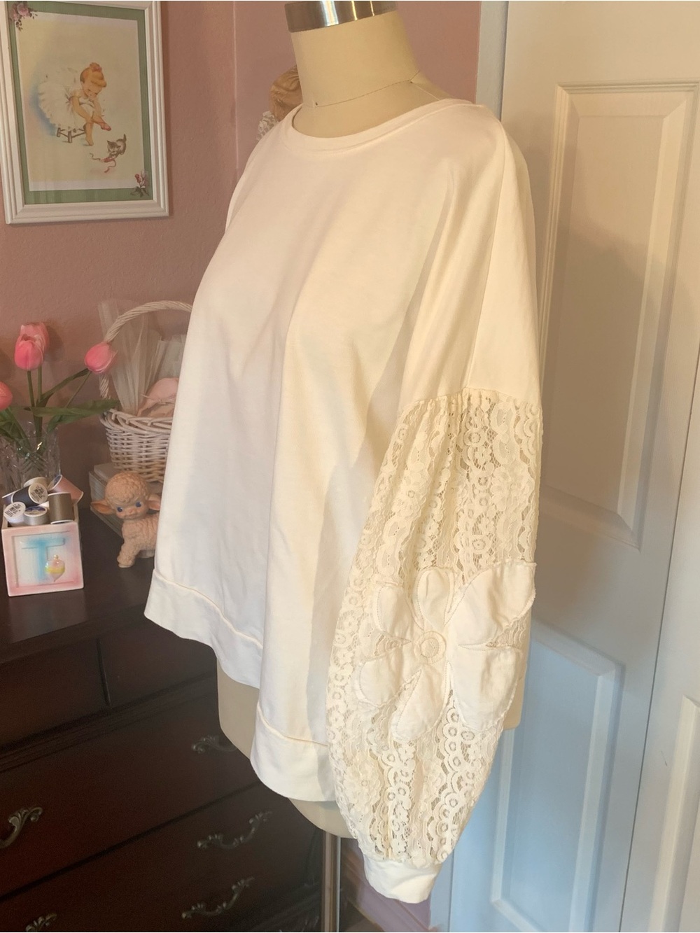 EASEL White Pullover Sweatshirt with Lace Balloon Sleeves